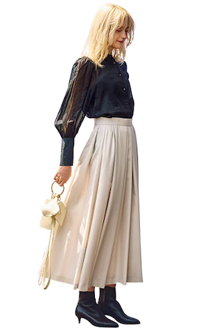 フレアスカート 58,300円／ebure（ebure GINZA SIX店）