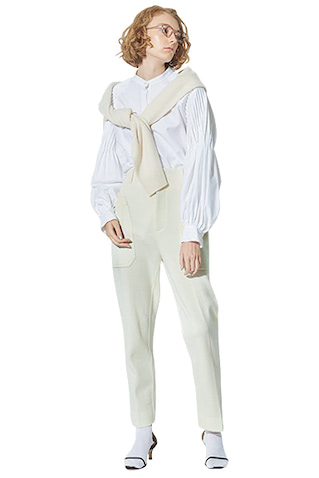 ブラウス 36,300円／LE PHIL（LE PHIL NEWoMan 新宿店）　肩に巻いたニット 2,990円／UNIQLO　眼鏡 36,300円／プロポ（プロポデザイン）　サンダル 48,400円／NEBULONI.E（プラージュ 代官山店）　ソックス／スタイリスト私物
