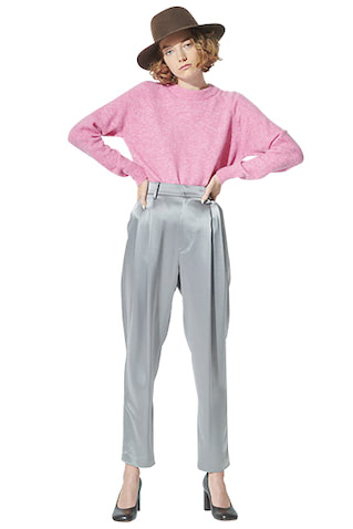 グレーシルクセンタープレスパンツ 24,200円／STUNNING LURE（スタニングルアー 新宿店）　ニット 5,990円／ZARA（ザラ カスタマーサービス）　ハット 13,200円／ラ・メゾン・ド・リリス（アルアバイル）　パンプス 52,800円／PELLICO（プラージュ 代官山店）　より立体的なツータックで、すそにかけての落ち感とメリハリにつながる陰影を表現。