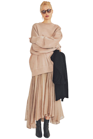 ピンクオーバースエット 24,200円／アール ジュビリー for ピルグリム サーフ＋サプライ （ピルグリム サーフ＋サプライ）ベージュシアーワンピース 25,300円／カレンソロジー（カレンソロジー 新宿）　サングラス 39,600円／ワンスリー コンパウンドフレーム（デュアル）　ストール 24,200円／ATON（ATON AOYAMA）　ショートブーツ 24,200円／ル タロン グリーズ（ル タロン グリーズ ルミネ新宿店）　インナー／スタイリスト私物