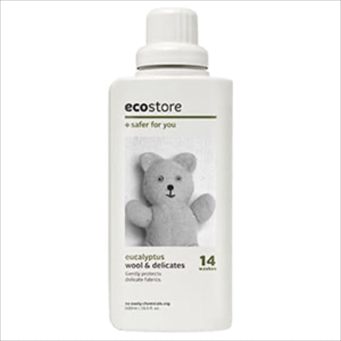 【子どものニットも安心して洗える】デリケート＆ウールウォッシュ（オシャレ着用） 500mL 770円／ecostore　●「デリケートな衣類の繊維を傷めず、清潔に仕上げる、有害な化学物質を一切使っていない洗剤。清涼感のあるユーカリの香りも◎」（ルトロア PR・吉田祐子さん）