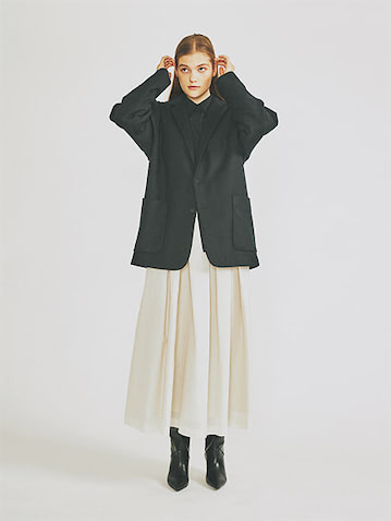 黒ウールジャケット 75,900円／ATON（ATON AOYAMA）　黒シアーシャツ 29,700円 カオス（カオス表参道）　アイボリーナイロンスカート 16,500円／N.O.R.C（N.O.R.C）　黒ロングブーツ 69,300円／FABIO RUSCONI（ファビオ ルスコーニ ヴィオロ 福岡店）