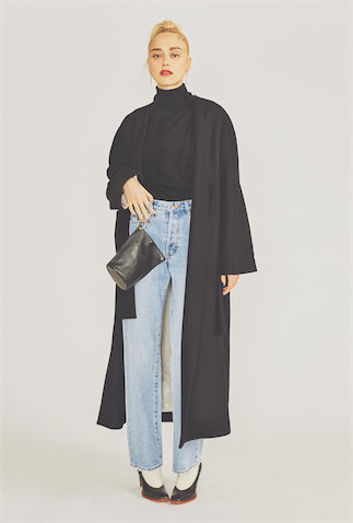 色落ちブルーデニムをリッチに見せる、縦落ちするシルエットのアウター。　●ニット 14,300円／エリオポール（エリオポール代官山）　ブルーデニムパンツ 14,080円／ローラス（ジャック・オブ・オール・トレーズ プレスルーム）　コート 111,100円／テラ（ティースクエア プレスルーム）　ソックス 2,970円／マルコモンド（MARCOMONDE 渋谷PARCO店）　バッグ16,500円／ガリャルダガランテ（ガリャルダガランテ表参道店）　シューズ 52,800円／KATIM