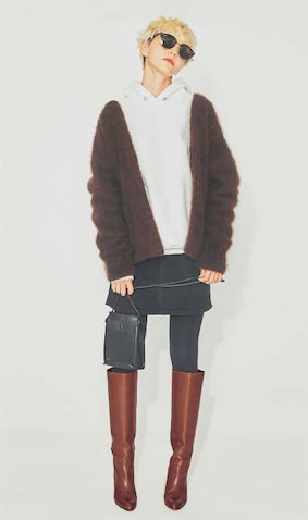 キャメルロングブーツはは着回し。白フーディ 26,400円、カーディガン 53,900円／ともにATON（ATON AOYAMA）　デニムスカート9,900円／Lee（リー・ジャパン カスタマーサービス）　サングラス25,630円／レイバン（ルックスオティカジャパン カスタマーサービス）　バッグ 17,600円／MARROW（4K）　タイツ 1,320円／17&deg;C（17&deg;Cby Blondoll 横浜ジョイナス店）