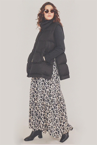 レオパード柄スカート 44,000円／ダブルスタンダードクロージング（フィルム）　黒ダウンベスト 60,500円／MY WHITE（ドゥーズィエム クラス 青山店）　黒タートルニット 31,900円／カオス（カオス表参道）　サングラス 5,500円／Zoff（ゾフ カスタマーサポート）　黒バッグ 31,900円／MARROW（４K）　黒ショートブーツ 28,600円／ダニエラアンドジェマ