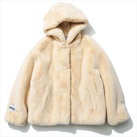 クリームファージャケット 33,000円／jakke（ジャック・オブ・オール・トレーズ プレスルーム）　もこもこした厚みのあるファー。しっとりと、なめらかな肌ざわり。