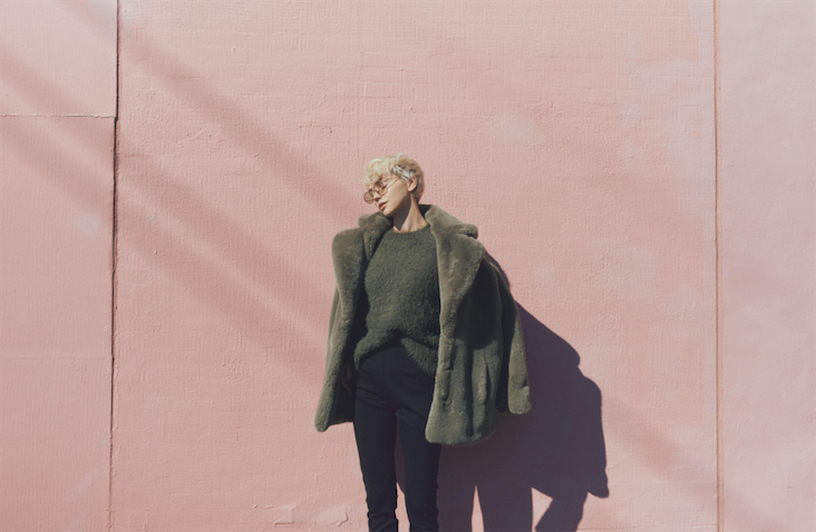 オリーブファーショートコート 37,400円／jakke（ジャック・オブ・オール・トレーズ プレスルーム）　カーキシャギーニット 7,700円／MOUSSY（バロックジャパンリミテッド）　黒レギンスパンツ 18,700円／ル フィル（LE PHIL NEWoMan 新宿店）　サングラス 40,700円／ワンスリー コンパウンド フレーム（デュアル）