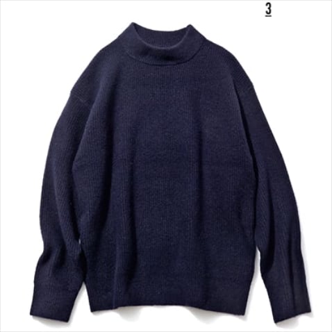 つまったネックで「すぎないレイヤード」 3.ネイビーニット（メンズ） 2,990円／UNIQLO　「ゆとりのある形×圧倒的な軽さでレイヤード向き。高すぎないモックネックなので、下にシャツを着てもえりからわずかにのぞき雰囲気が出ます」（塚田さん）