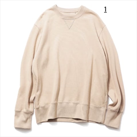 抜けをつくれるニュアンスカラー。 1.スエット（メンズ） 1,990円／UNIQLO　「Vガゼットがほどこされた古着感のあるデザイン。メンズの直球カジュアルな形が好みですが、ミルキーなベージュならほどよく女っぽさが出ます」（樋口さん）