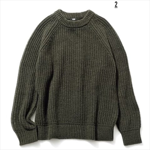 肩にかければ「マフラーがわりにも」 2.グリーンローゲージニット（メンズ） 3,990円／UNIQLO　「ざっくりしたあぜ編みのボリューミィな風合いは、あえて肩がけしてマフラー的に使いたい。渋めの色なので効きすぎず合わせやすそう」（出口さん）
