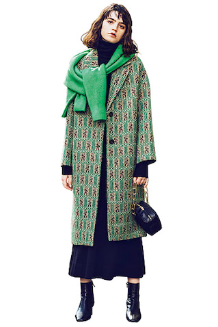 肩にかけたニット 4,990円／ともにZARA（ザラ カスタマーサービス）　黒タートルネックロングニットワンピース 64,900円／ATON（ATON AOYAMA）　バッグ 17,600円／クリスチャン ヴィラ、ショートブーツ 24,200円／ル タロン グリーズ（ともにル タロン グリーズ ルミネ新宿店）