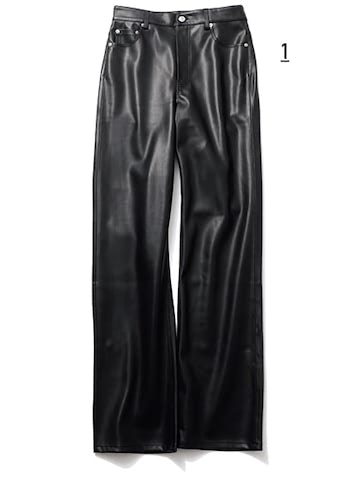 黒レザーパンツ 5,990円／ZARA（ザラ カスタマーサービス）　「ややワイドでハイウエストな形。たとえばふわふわニットに足元はフラットシューズで、甘辛ルックを楽しめそう」（出口さん）
