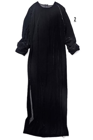 黒ベロアワンピース 6,990円／ZARA（ザラ カスタマーサービス）　「ベロア素材が気軽に試せるのもZARAならでは。片側は深いスリット入りなのでほどよく抜けが出ます」（渡邉さん）