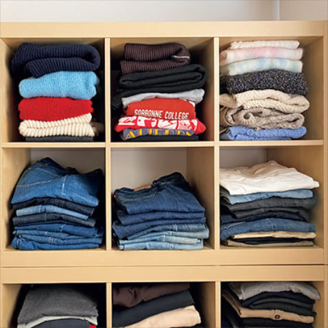 どこに何があるのか一目でわかるように、服は基本的に、中が見える棚でタイプ別に分類。（SUMYさん：フリーランス）