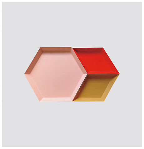 【 ひと目でわかる色で仕切るトレー 】〈右上から時計回り〉KALEIDO XS レッド、ライトアンバー 各2,750円、KALEIDO S ピーチ 4,290円／以上HAY TOKYO　「サイズや色違いを集めたくなる遊び心が感じられるトレー。よく使うアクセサリーや化粧品などはこの上が定位置」（witヘアスタイリスト／maoさん）