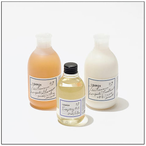 〈右から〉ツツム ヘアパック トリートメント スムース 290g 3,190円、エブリシングオイル 150mL 3,520円、ツツム ヘアパック シャンプー スムース 300mL 2,860円／以上LISARCH