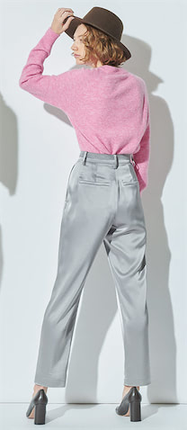 グレーシルクセンタープレスパンツ 24,200円／STUNNING LURE（スタニングルアー 新宿店）　ピンクニット 5,990円／ZARA（ザラ カスタマーサービス）　ハット 13,200円／ラ・メゾン・ド・リリス（アルアバイル）　パンプス 52,800円／PELLICO（プラージュ 代官山店）