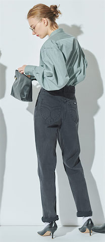 ブラックデニムパンツ 14,080円／ROLLA’S（ジャック・オブ・オール・トレーズ プレスルーム）　シャツ 43,560円／beautiful people（ビューティフルピープル 青山店）　サングラス 23,100円／A.D.S.R.（４K）　バッグ 29,700円／オルセット（アルアバイル）　パンプス 35,200円／PIPPIC HIC（ベイジュ）　ソックス／スタイリスト私物