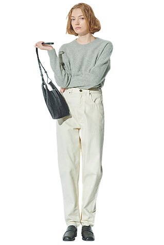 白デニムパンツ 16,500円／BLACK BY MOUSSY（バロックジャパンリミテッド）　グレーニット（一部店舗のみで販売） 2,990円／UNIQLO　バッグ 24,200円／ラストフレーム（ユナイテッドアローズ 原宿本店）　ローファー 40,700円／PIPPICHIC（ベイジュ）　ソックス／スタイリスト私物