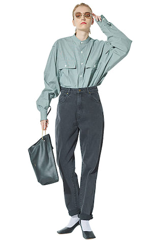 ブラックデニムパンツ 14,080円／ROLLA’S（ジャック・オブ・オール・トレーズ プレスルーム）　シャツ 43,560円／beautiful people（ビューティフルピープル 青山店）　サングラス 23,100円／A.D.S.R.（４K）　バッグ 29,700円／オルセット（アルアバイル）　パンプス 35,200円／PIPPIC HIC（ベイジュ）　ソックス／スタイリスト私物