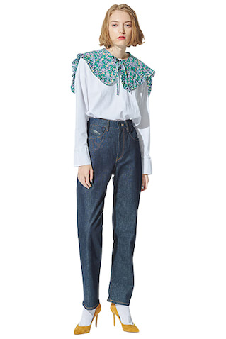 インディゴデニムパンツ 28,600円／DIESEL（DIESEL JAPAN）　えりつきロングスリーブTシャツ 9,790円／SeaRoomlynn　マスタードパンプス 15,950円／DIANA（ダイアナ 銀座本店）　白ソックス／スタイリスト私物