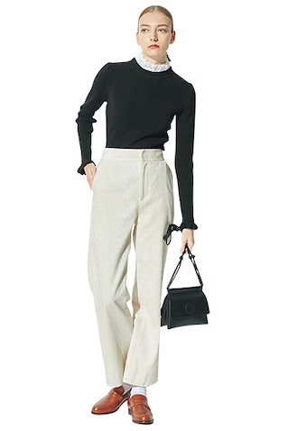 白コーデュロイパンツ 15,400円／Spick＆Span（スピック＆スパン ルミネ有楽町店）　フリルネックつきリブニット 19,800円／Sov.（フィルム）　バッグ 60,500円／モダンウィービング（アーセンス ルミネ新宿１）　ローファー 16,390円／A de Vivre　ソックス／スタイリスト私物　幅広な形＆淡色の場合、うねがしっかりとした厚手のほうが、ラインが整いシャープに見える。