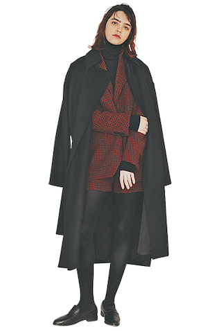 柄を整えるならやっぱり黒が有効：共布ベルトつき黒コート 154,000円、黒タートルネックニット 42,900円／ともにATON（ATON AOYAMA）　チェックジャケット 17,600円、ショートパンツ 8,800円／ともにSLY（バロックジャパンリミテッド）　黒タイツ（80デニール） 1,320円／17℃（17℃ by Blondoll 横浜ジョイナス店）　ローファー 16,390円／A de Vivre