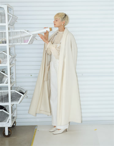 白ワイドデニムオーバーオール 19,800円／フレームワーク（フレームワーク ルミネ新宿店）　白ブラウス 18,700円／BLACK BY MOUSSY（バロックジャパンリミテッド）　白ガウンコート 165,000円／ebure（ebure GINZA SIX店）　イヤリング 7,560円／アビステ　パンプス 28,600円／2.718（ガリャルダガランテ 表参道店）