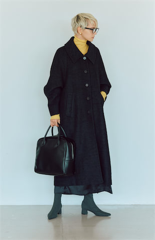 黒ブークレーウールコート 19,800円／STYLEMIXER（バロックジャパンリミテッド）　イエロータートルネックリブニット 11,000円／ユナイテッドアローズ（ユナイテッドアローズ 六本木ヒルズ店）　黒サテンスカート 35,200円／CABaN（キャバン 代官山店）　イヤリング 5,250円／アビステ　眼鏡 42,900円／EYEVAN（アイヴァン 東京ギャラリー）　バッグ 8,580円／レイ ビームス（レイ ビームス 新宿）　ブーツ 31,900円／TSURU by Mariko Oikawa