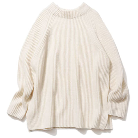 カシミヤ混ラグランハイネックニット 9,900円／シップス エニィ（シップス エニィ 渋谷店）