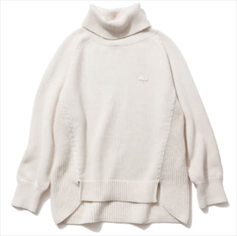 タートルネックニット 18,000円／ラコステ（ラコステお客様センター）
