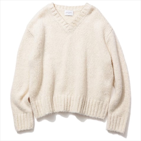 Vネックニット 18,700円／ユナイテッド アローズ（ユナイテッドアローズ 六本木ヒルズ店）