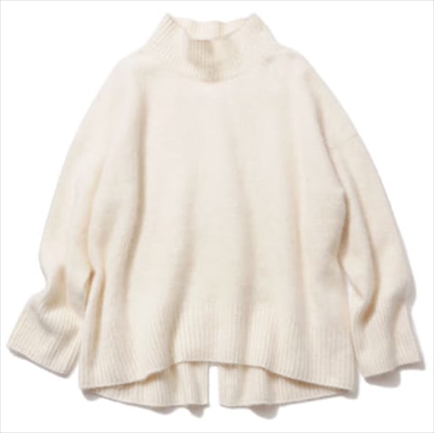 すとんと縦落ちする直線フォルム ：ハイネックニット 17,600円／ジネス（ジネス ペリエ千葉店）　ラクーン100％のやわらかな風合い。すそ、そで口、ネックはリブでメリハリも獲得。