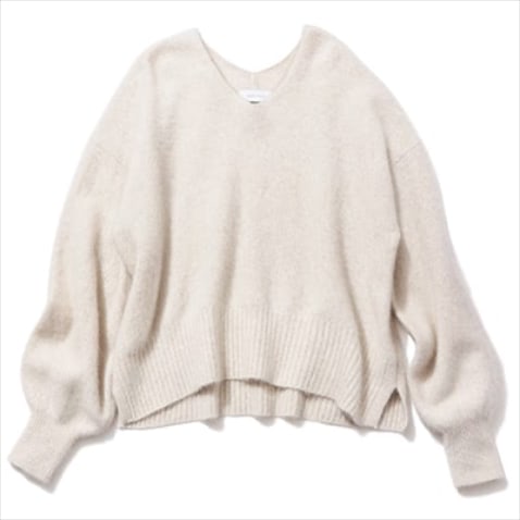 スリット入りでボトムインもしやすい ：フォックスVネックニット 16,500円／アダム エ ロペ　たっぷりたるむそでのボリュームとルーズなフォルムがほどよく抜けを生み、女っぽさを助長。
