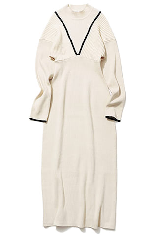 単調な白に抑揚を生むドルマンスリーブ ：ニットワンピース 11,000円／MOUSSY（バロックジャパンリミテッド）　ハリのある生地でフォーマルな印象。ハイウエストデザインにより脚長効果も。