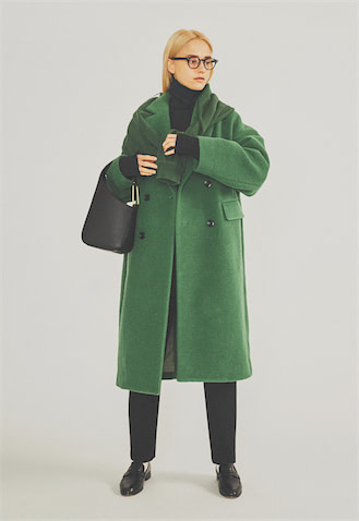 【黒に通じる魅力のある冷静な新色】  グリーンチェスターコート（SHEL’TTER限定） 17,380円／MOUSSY（バロックジャパンリミテッド）黒タートルネックリブニット 42,900円／ATON（ATON AOYAMA）　肩にかけたダメージスエット 6,996円／フリークス ストア（フリークス ストア渋谷）　黒パンツ 25,300円／ENFÖLD　眼鏡 42,900円／EYEVAN（アイヴァン 東京ギャラリー）　バッグ 35,200円／オルセット（アーセンス ルミネ新宿１）