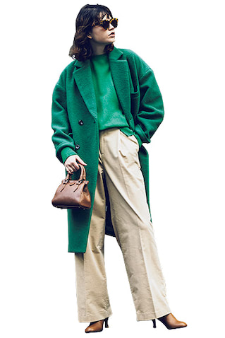 グリーンコート（SHEL’TTER限定） 17,380円／MOUSSY（バロックジャパンリミテッド）　グリーンニット 17,600円／アルアバイル　ベージュコーデュロイパンツ 13,000円／N.O.R.C　サングラス 16,500円／OSCAR ＆ FRANK（ジャック・オブ・オール・トレーズ プレスルーム）　バッグ 15,400円／オーレンティ（ル タロン グリーズ ルミネ新宿店）　ショートブーツ 24,200円／ダイアナ（ダイアナ 銀座本店）