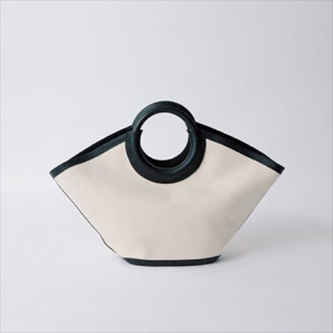 バッグ（25×66×14） 60,500円／HEREU（エスケーパーズオンライン）