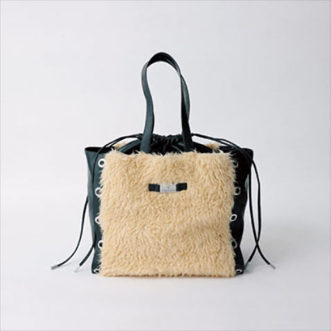 バッグ（35×43×25） 44,000円／DIESEL（DIESEL JAPAN）