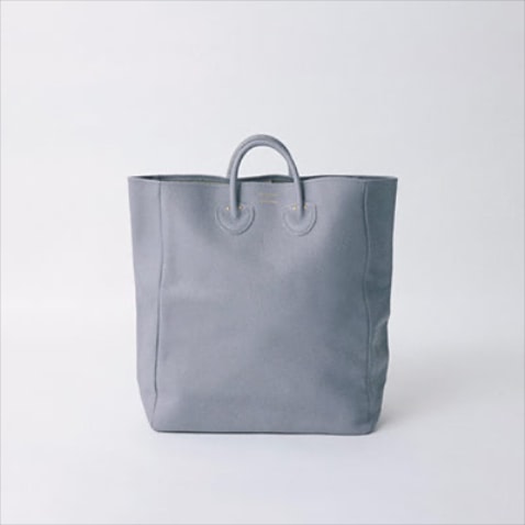 「あいまいな色みで主張を緩和」バッグ（46×40×14） 37,400円／YOUNG & OLSEN The DRYGOODS STORE（グーニー PR）