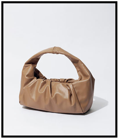 ベージュバッグ（15×31×11） 22,000円／AULENTTI（フレームワーク ルミネ新宿店）　スタイリングを都会的に見せる品のいいニュアンスカラー。きゃしゃなショルダーストラップつきで、ななめがけでも使用可能。