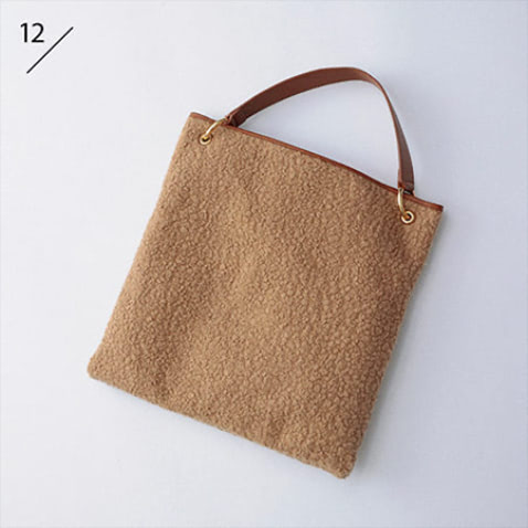 ベージュワンハンドルボアバッグ（42×41） 30,800円／リエンピーレ（SHOWROOM 233）　ボアをより上質に見せてくれるコクのあるキャメル。折りたたんで、抱えても持てる。