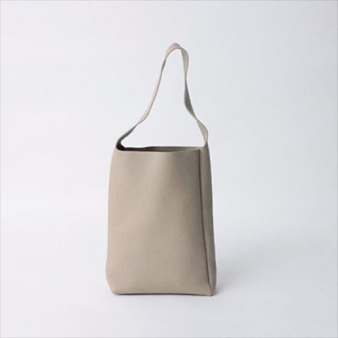 「長方形でスマートさを維持」グレージュバッグ（39×27×9） 50,600円／Aeta（alpha PR）