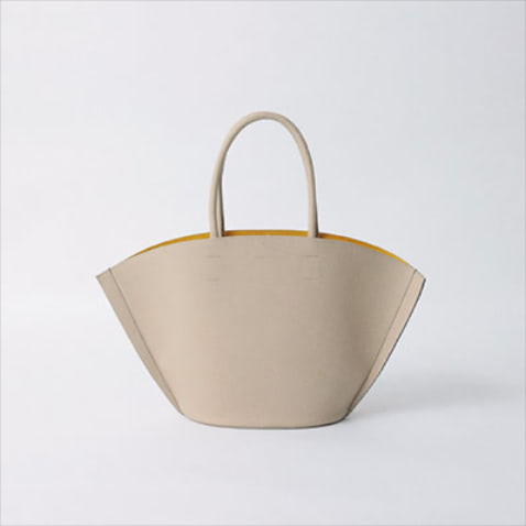 「曲線的な形なら大きくても女っぽい」ベージュバッグ（30×54×14.5） 85,800円／ebure（ebure GINZA SIX店）