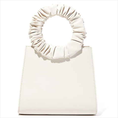 ギャザーハンドルバッグ（21×24×9.5） 7,150円／キャセリーニ　円形ハンドルとスクエアボディがドッキングしたユーモラスな発想。潔いクリーンな白によって、いっそうモードな印象に。
