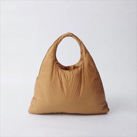 「逆三角形でふかふかな質感もキレよく」バッグ（35×54×1.5） 13,200円／HELOYSE（ジャック・オブ・オール・トレーズ プレスルーム）