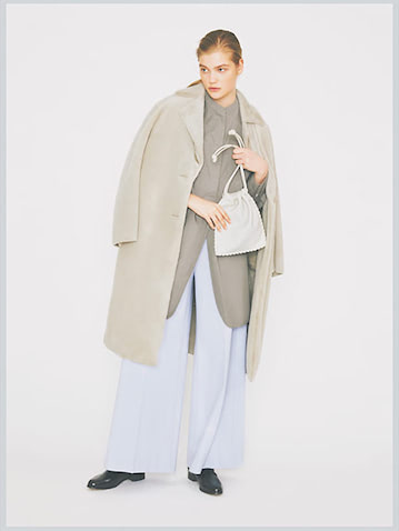 グレーファーコート 22,000円／THROW by SLY（バロックジャパンリミテッド）　グレーシャツ 11,990円／＃Newans　ブルーウールパンツ 30,800円／FLOML　アイボリー巾着バッグ 30,800円／VASIC（ヴァジックジャパン）　黒ローファー 16,390円／A de Vivre