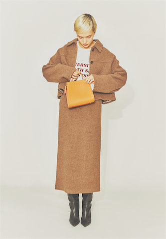 ウールショートジャケット 60,500円、スカート 35,200円／ともにSEA（エスストア）　ロゴトレーナー 9,460円／キングス ポイント フォー シップス（シップス 渋谷店）　ショルダーストラップつきバッグ 9,350円／ビューティ＆ユース（ビューティ＆ユース ユナイテッド アローズ 渋谷公園通り店)