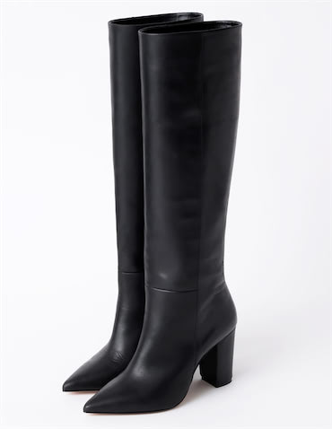 64,900円（9）／ピッピシック（スピック＆スパン ルミネ有楽町店）　黒のスマートさが生きる、きゃしゃな形。ブーツINしやすいゆとりがありながら、もたつくことなく、脚をまっすぐキレイに演出。太めのヒールで安定感もあり。