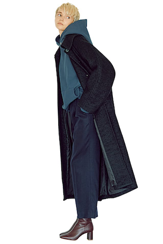 黒コートは着まわし。ブルーフーディ37,400円／ATON（ATON AOYAMA）　ネイビーウールパンツ 37,400円／ヘリテノーム（ガリャルダガランテ 表参道店）　ショートブーツ 25,850円／ダイアナ（ダイアナ 銀座本店）